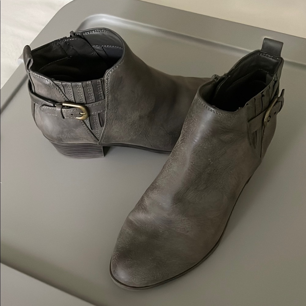 Kim Rodger’s Gray Ankle Boots